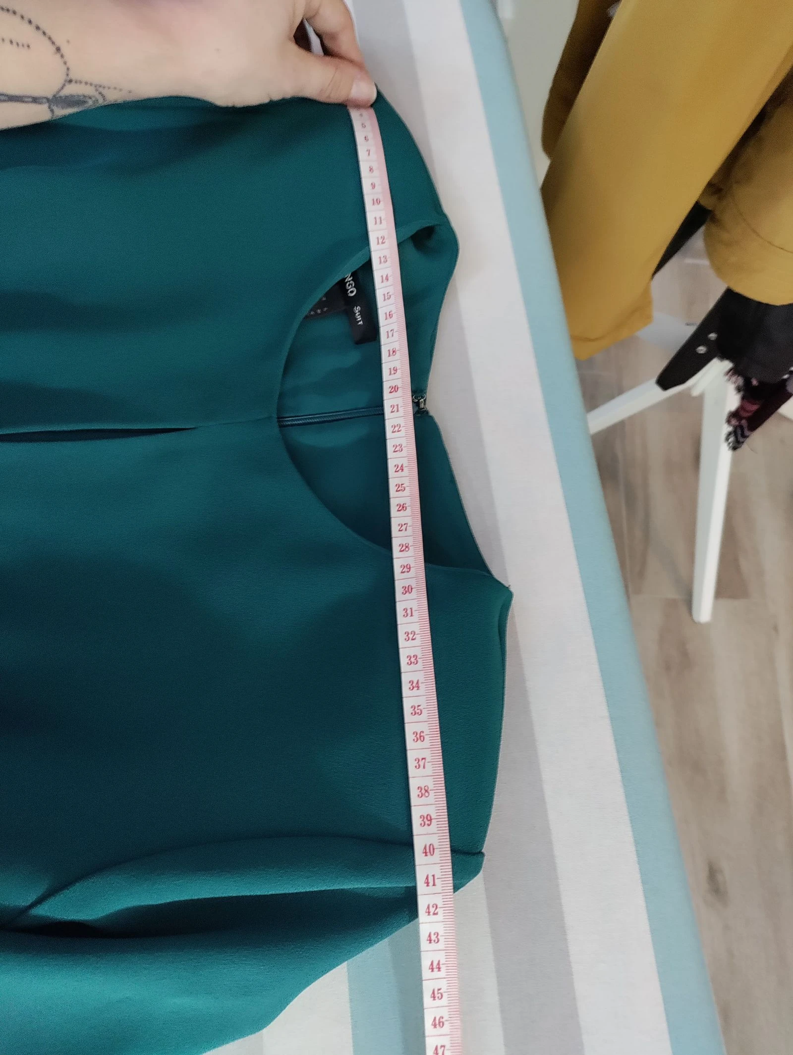 Vestido verde estructurado Mango Suit con hombreras y abertura frontal – Talla L – photo 11